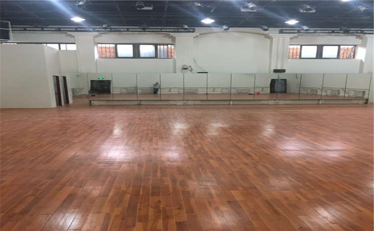 體育館專用木地板哪種材質(zhì)更耐磨？