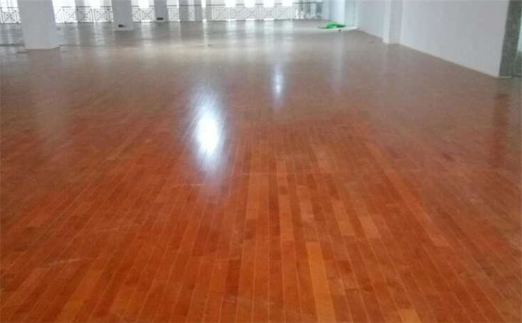 常用的風(fēng)雨操場(chǎng)實(shí)木地板是多少錢