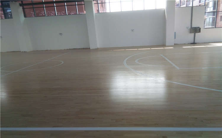 橡膠木NBA籃球場(chǎng)木地板翻新施工