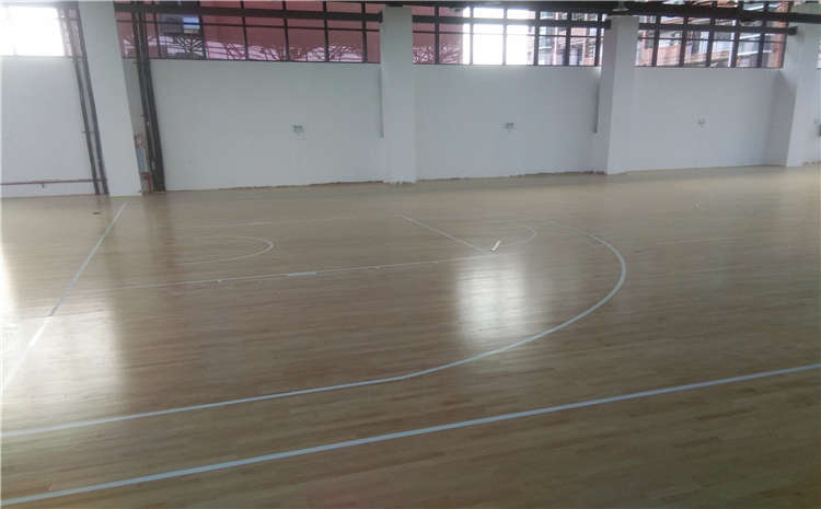 五角楓NBA籃球場(chǎng)木地板翻新施工