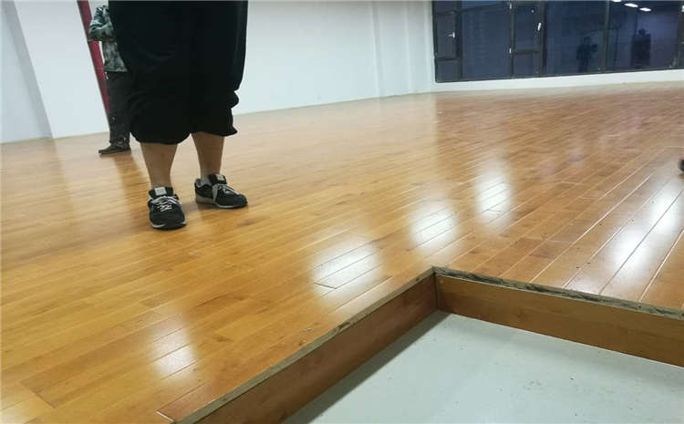 學(xué)校羽毛球館木地板多少錢一平米？